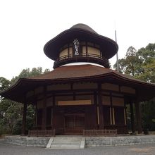 俳聖殿。松尾芭蕉の旅姿を表した八角形の建物