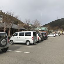 奥の緑の屋根は温泉施設