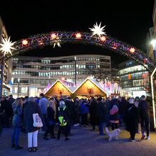 隣の広場にクリスマス・マーケットが出ていました