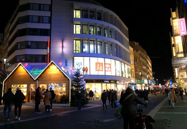 大型ショッピングセンター「アルカーテン」から道を隔てて向かいにあります