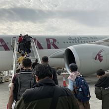 乗り継ぎの目的地によっては広い空港内をかなりバスで走る事に