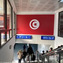まず最初に目に入るのがチュニジアの国旗です。