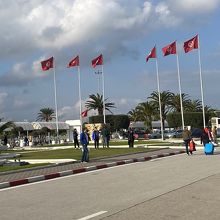 空港を出るときに見たチュニジアの国旗