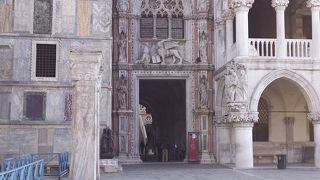 彫刻のすばらしい門