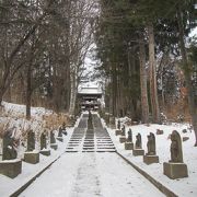 趣のある山門と参道につられて入っていくと、ギャップのある本堂にびっくり