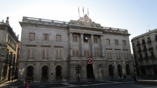 広場に面して建っている