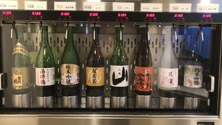 さすが　広島　ラウンジには日本酒がずらり