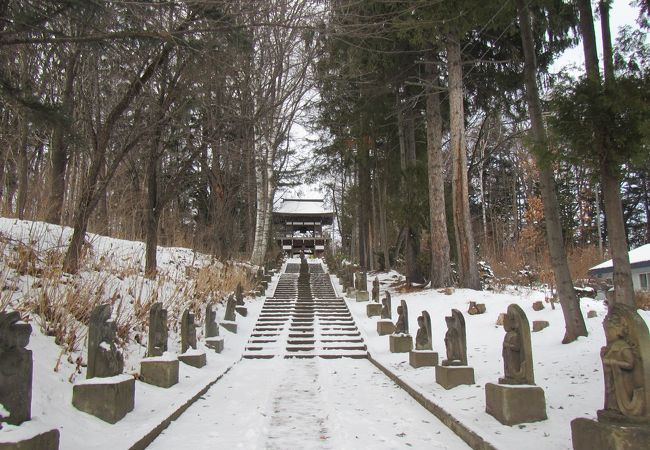 趣のある山門と参道につられて入っていくと、ギャップのある本堂にびっくり