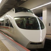 展望室のある白いロマンスカー・VSE