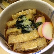 軽く食べたい時にはそばやうどんの単品も有り。これはきざみそば