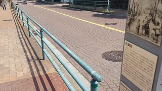 伊勢山皇大神宮や横浜能楽堂、掃部山公園等への入り口でもある