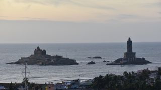 遠目では博物館か大きな城のように見えた。靴を脱いで裸足になる。内部は撮影禁止だった