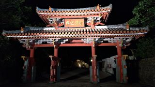 2000円札で有名な門です