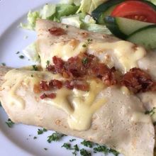 食事系パンケーキ。ラップサンドみたいに具をくるんでました。