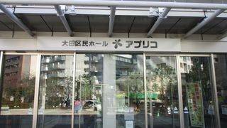 地下で地元美術展を開催してました。