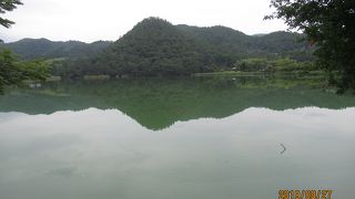 嵯峨野にある大きな池です