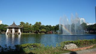 大きな池が有る緑豊かな公園