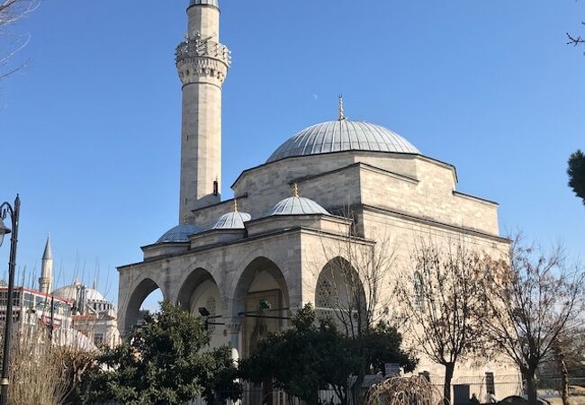 停留所近くのモスク