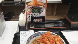 到着ロビーの１F。　ANA側にある。