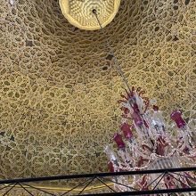 金を背景に精巧に彩色されたシースの間の木天井