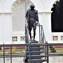 ガンジー像が記念館前にあった
