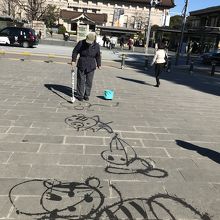 絵を描く年配の男性