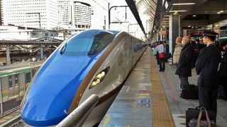 大きなスノボー持参の外国人が目立つ長野東京間　マスクを付けての乗車