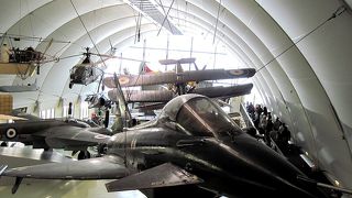膨大な屋内保有機のあるイギリス空軍博物館