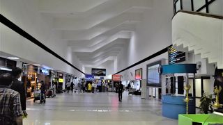 インド最南端の空港。ターミナルビルは開放感があった