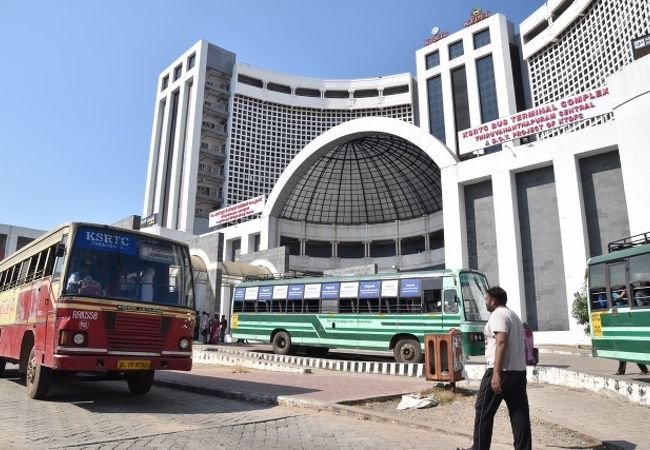 鉄道駅の北口に大きなターミナル。路線バスは北インドのようにすし詰めではなかった