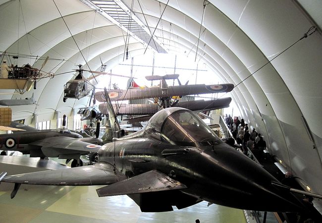 膨大な屋内保有機のあるイギリス空軍博物館