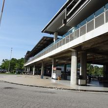 隣接のバスの乗り場