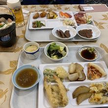 ステーキや鍋の夕食バイキング