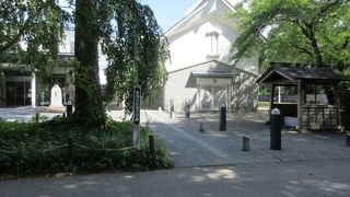 白亜の綺麗な建物