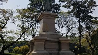 台座も凝った意匠