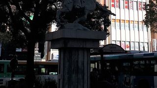 鷹狩りの装束に身を包み、弓を握った手を高々と上げた凛々しい姿でした。