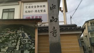 駅からすぐ、心安らぐ高台のお寺です