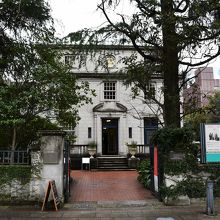 県庁舎の正面には開港資料館があります