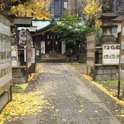 歌舞伎町の喧騒とは無縁の神社