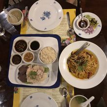 カオマンガイとカオソーイ