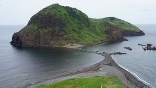 こちら側と島の間が細い洲でつながっていて