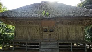 再建された堂宇が建つエリア