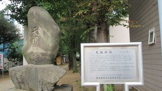 場所を考えると意外に思えるほどに、広い境内があり、立派な鳥居を含めて歴史を感じさせる佇まいでした。