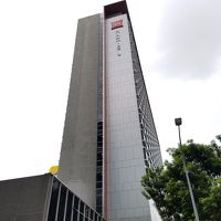 縦にも横にも細長い建物です。