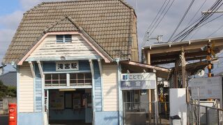 ラインカラーは黄色。途中の滝宮駅と終点琴平駅は風情があります