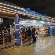 ドンムアン空港内のセブンイレブンはカフェ併設でした