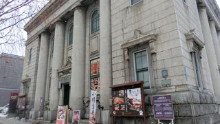 旧安田銀行小樽支店の建物。 なんと1930年（昭和5年）に建てられた建物をリノベーションして素敵な和食レストランになっています。