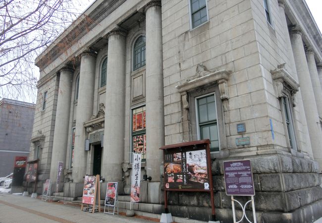 旧安田銀行小樽支店の建物。 なんと1930年（昭和5年）に建てられた建物をリノベーションして素敵な和食レストランになっています。