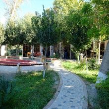 …木陰には休憩所や売店もあり、地元の人たちも来ています。