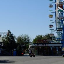 公園内にある遊園地。